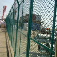 定制新疆库尔勒军事营房冲切拉伸菱形孔围网 墨绿包塑钢板网护栏