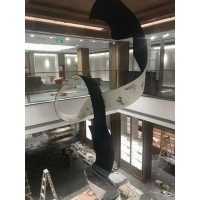 丽江书店内厅 薄钢板彩绘雕塑 悬挂旋转装置